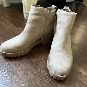 Beige universal thread boots